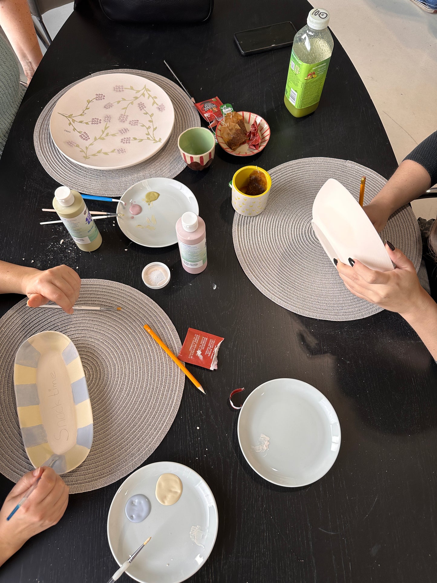 Creatieve keramiekstudio met deelnemers aan het werk in Eindhoven