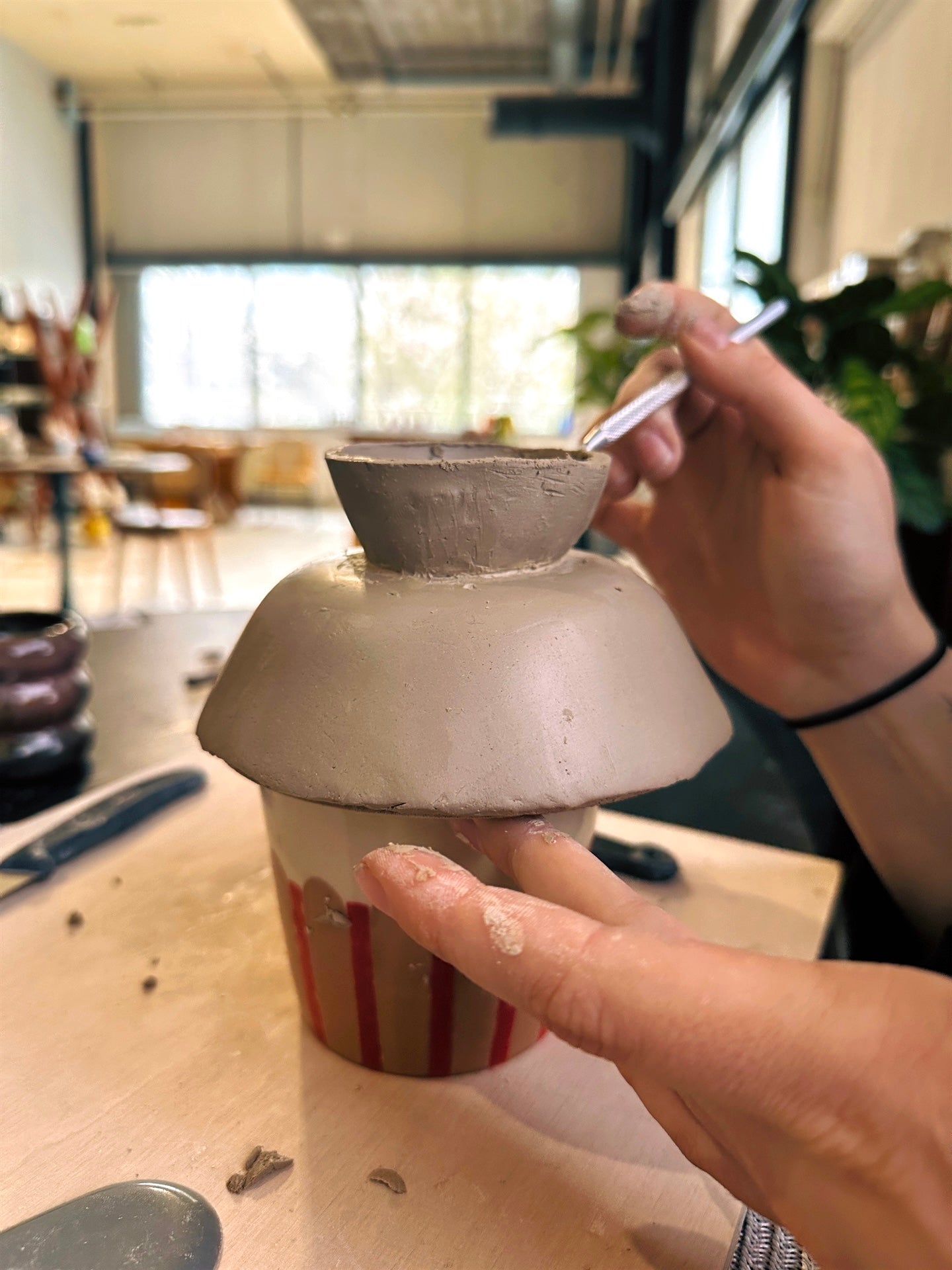 Klei vormen en ontwerpen tijdens creatieve workshop bij Flourish