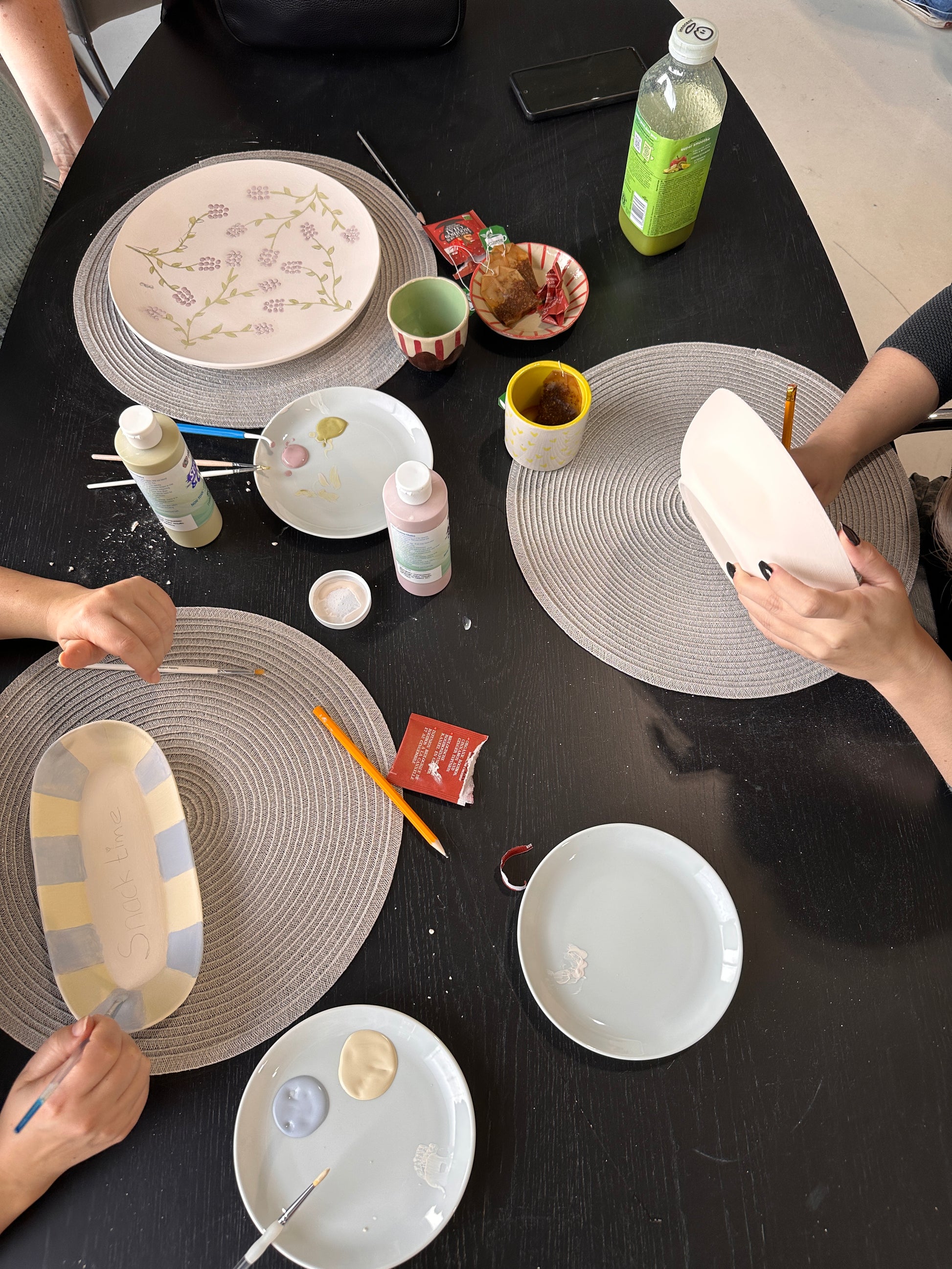 Creatieve keramiekstudio met deelnemers aan het werk in Eindhoven