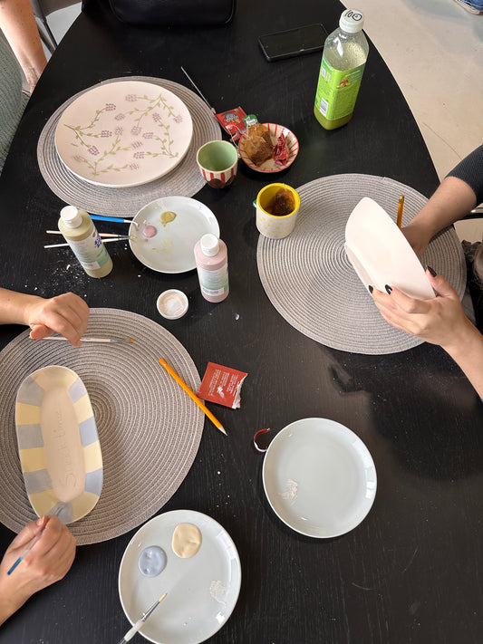Creatieve keramiekstudio met deelnemers aan het werk in Eindhoven
