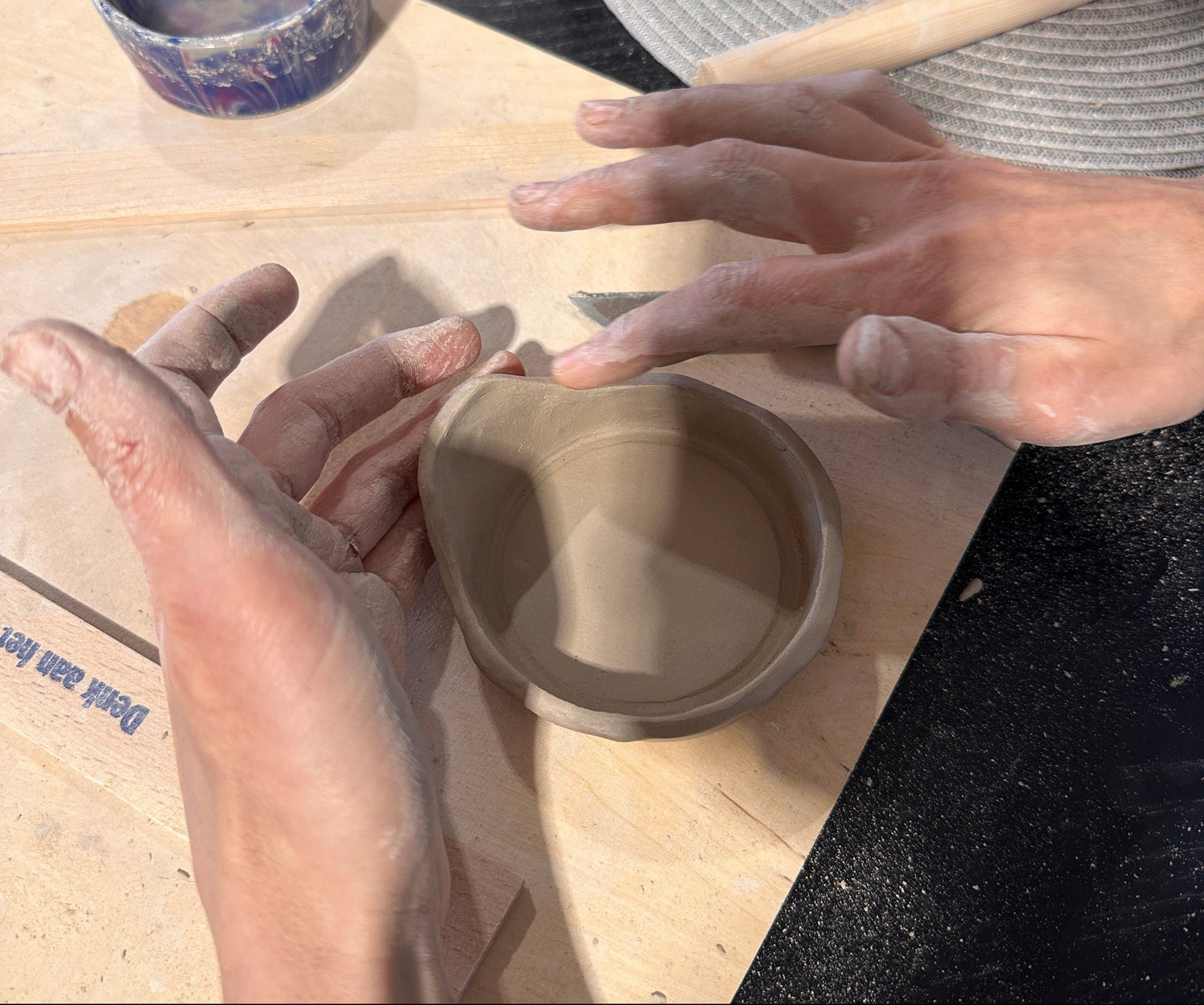 Klei en gereedschap gebruikt in keramiek workshop Eindhoven